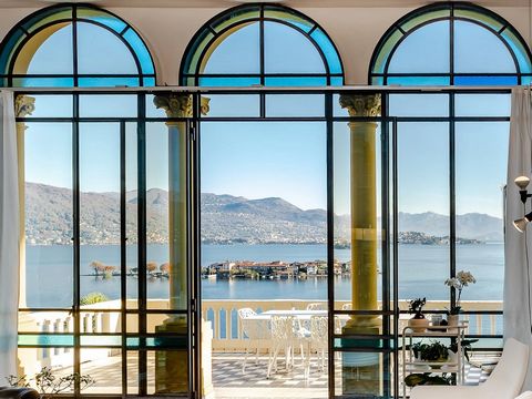 Inside Villa Barberis, in Baveno, a luxurious flat for sale in a period villa. This prestigious historical villa has been subdivided into 10 residential units, with swimming pool, secular park and concierge. INTERIOR COMPOSITION Located on the first ...