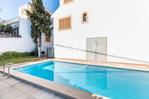 SEMI-DETACHED HOUSE WITH COMMUNAL POOL This carefully and very well maintained semi-detached villa has a constructed area of 186 m², distributed over several floors to give you maximum space and comfort. The whole house has heating by gas radiators, ...