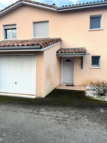 IDEALLY LOCATED!!! Villa with all shops on foot, shopping center, this villa on two levels adjoining one side with an area of approximately 97 m² of living space with a garage of approximately 16 m², a parking space and a terrace/garden of approximat...
