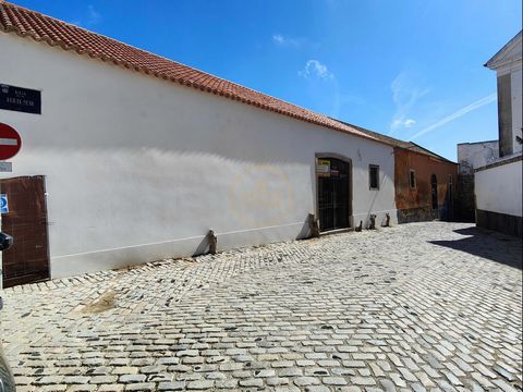 Located in Faro. Warehouse/shop for rent in Cidade Velha Sé Faro, situated in a historic location within the old town walls, offers a unique rental opportunity. Completely renovated, this warehouse has ample potential to become a prosperous business....