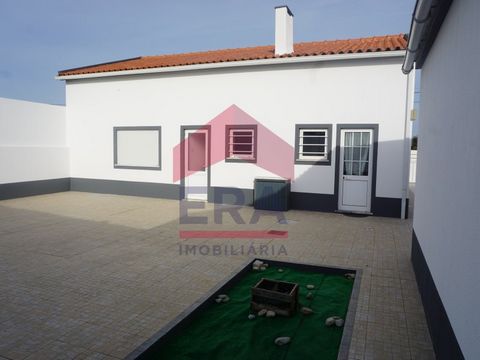 3 bedroom detached house located in Atouguia da Baleia - Peniche. Comprising 3 bedrooms, kitchen, living room, complete bathroom and large loft measuring 80m2. All rooms are equipped with electric heating and aluminum frames with double glazing. Plea...