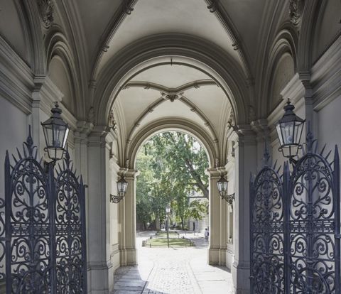 Property description Building It is a gem dating back to Imperial Germany, and an asset to Berlin as architectural landmark: Riehmers Hofgarten. At the time, Wilhelm Riehmer let his courage and visionary zeal as builder inspire him to bypass the urba...