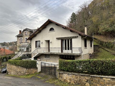 This property is located close to VILLEFRANCHE DE ROUERGUE town center, schools and all amenities, this 82 m2 house features an entrance hall, living room, separate kitchen, three bedrooms (two with fitted closets), bathroom and separate toilet. On t...