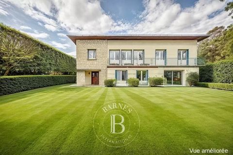 This 213m² (2,293 sq ft) house is set on a south-facing plot totalling over 860m² (9,257 sq ft) in the Glatigny district of Versailles. Garden level: large entrance hall, double-sized living room and 2 bedrooms (14m² or 151 sq ft each) opening direct...