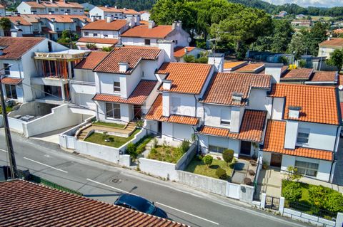 Identificação do imóvel: ZMPT559106 Exclusive House in Ronfe - Guimarães Come discover your HOME on the serene Rua de Romãos, just 2 minutes away from the vibrant heart of Ronfe. This charming house, meticulously renovated in every detail, invites yo...