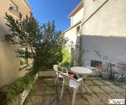 Come and discover this charming house of 160 m², bright with its South/West exposure, to be refreshed. On the ground floor, you will benefit from a large living room (58 m²) with fireplace, a closed kitchen, an office. From the kitchen and living roo...