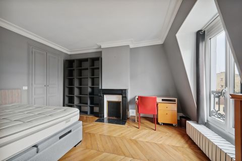 For a long-term, tranquil Parisian lifestyle, this ideally located flat in the 15th arrondissement opens its doors to you. This 38.5 m² flat is the perfect embodiment of Parisian convenience and charm, ideal for those planning an extended stay in the...