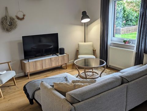 Located in a quiet residential area, this freshly renovated, spacious house combines modern comfort with an ideal location. Just minutes away from shopping facilities, the train station, and a diverse range of leisure activities at Alfsee, it offers ...