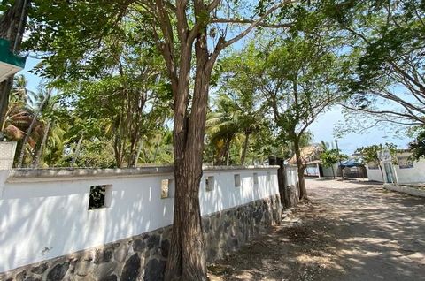 This lovely 758 square meter property overlooks both the Marina and the Jetty of Blas. Walled and gated with electric water and sewer connection on site. This would be an excellent location for a Hotel or a small condominium complex. We have plans av...