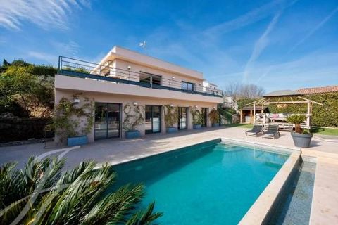 Situated within walking distance of the village, in a secure estate, this beautiful modern villa offers turnkey comfort. All you have to do is bring your suitcase and start enjoying it straight away. Living space : 194sqm Garden : 965sqm This south-e...