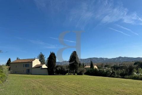 SAINT REMY DE PROVENCE - EXCLUSIVITY Virtual visit available on our website. Boschi immobilier Prestige has carefully selected this attractive stone farmhouse for renovation, set on a superb 5,792 sqm plot of land in the UDa and 1AUhd urban zones of ...