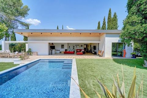 Sole Agent. This architect-designed property dating from 1957 and entirely renovated in 2021 is located in the keenly sought-after chemin de la Blaque. In an elevated setting and hidden from view in 4200 sqm of secure leafy grounds, it offers about 1...