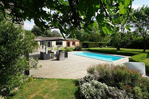 Situated 20 minutes from Châtelaillon-Plage, south of La Rochelle, this property is currently used as 4 chambres d'hôtes, with the possibility of easily creating a 5th bedroom and a 4/6-person gîte. The main building features 180 m² of living space, ...