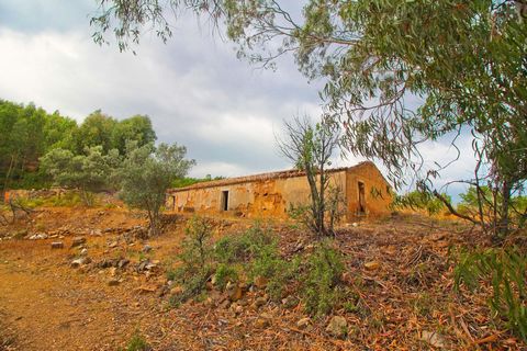 Charming ruin of 140 sqm, set on a spacious plot of 6732 sqm, located in Alferce, Monchique. This property offers the possibility to expand the existing dwelling and explore the potential for creating a rural tourism venture. Surrounded by lush natur...