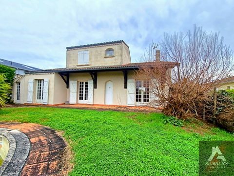At the entrance of Libourne, we offer this pretty two-storey house of 135 m2. You will discover a large living room of 55 m2, 4 bedrooms, one with bathroom, a bathroom, a kitchen overlooking a laundry room. All on a plot of about 965 m2 with swimming...