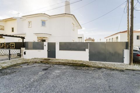 4 bedroom villa, refurbished, located in Carcavelos, close to the Secondary School of Carcavelos and a few minutes away from Saint Julians International School and the Nova School of Business and Economics. It has easy accesses to the beaches of the...