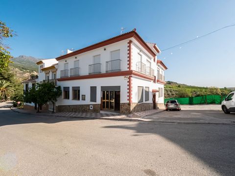 Great townhouse in Alozaina, in the Sierra. It is semi-detached on its NW facade while the other 3 facades are free of adjoining houses. The house is in good condition and renovated, in a quiet environment and with excellent views of the mountains, w...