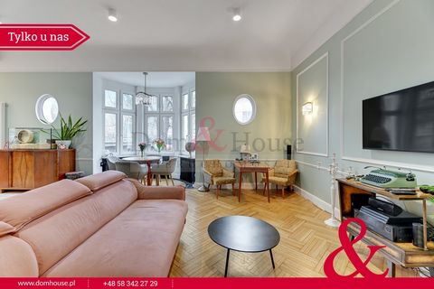 A beautiful three-room apartment on the high ground floor in a tenement house close to the Uphagen Park in Wrzeszcz! The property is located in a beautiful tenement house with preserved details, woodwork, stove in the entrance area of the building. I...