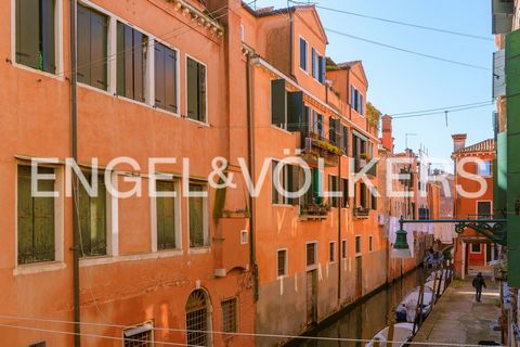 Heute befinden wir uns im Cannaregio-Viertel, dem pulsierenden Herzen Venedigs: Die Lebendigkeit seiner historischen Geschäfte und die Verfügbarkeit von Dienstleistungen erklären, warum es zu den begehrtesten Vierteln für diejenigen gehört, die Authe...