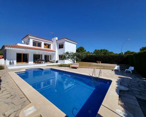 Vrijstaand huis met zwembad op slechts 500 meter van het strand In een urbanisatie van het vissersdorpje lAmetlla de Mar op slechts 600 meter van de jachthaven en de beste baaien met fijn zand en kristalhelder water aan de Costa Dorada verkopen wij e...