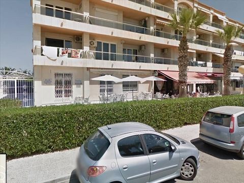 Ausgezeichnete Gewerbeimmobilie, nur wenige Meter vom Meer und dem Strand von Playa Flamenca (Orihuela Costa) entfernt.Es verfügt über 160 m2, die in 4 großen Räumen verteilt sind und die Möglichkeit bieten, sich in 2 verschiedene Einheiten mit unabh...