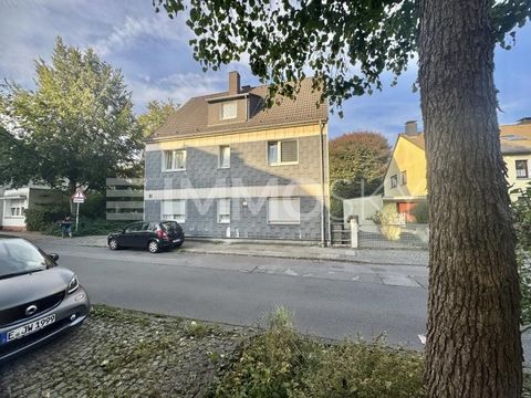 Este atractivo edificio de apartamentos ofrece un confort moderno y un alto nivel de calidad de vida. La amplia zona ajardinada proporciona un agradable ambiente exterior, mientras que la calefacción central de gas, las ventanas de plástico y las tub...