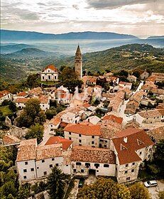 Location: Istarska županija, Gračišće, Gračišće. ISTRIA, GRAČIŠĆE - Terreno edificabile ideale per investimento 1166 m2 Terreno edificabile in vendita a Gračišće, 1166 m2. Il terreno è edificabile e la destinazione è residenziale. Il terreno è attacc...