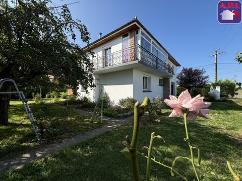 Entdecken Sie in einer ruhigen Gegend dieses geräumige Familienhaus von 150 m2 mit zwei Schlafzimmern, einem WC und einer Garage im Erdgeschoss. Im Obergeschoss befinden sich 3 Schlafzimmer, ein Badezimmer, ein WC, eine separate Küche und ein sehr he...