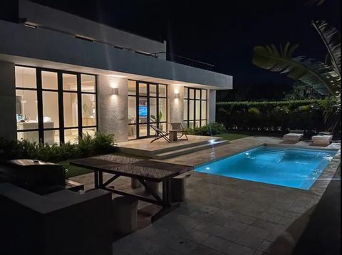 De villa ligt op ongeveer 2 minuten rijden van de luchthaven, in Punta Cana Village, een gemeenschap die echt is ontwikkeld door de ontwikkelaars van Punta Cana International Airport. Met deze villa is uw familievakantie verzekerd, gated community me...