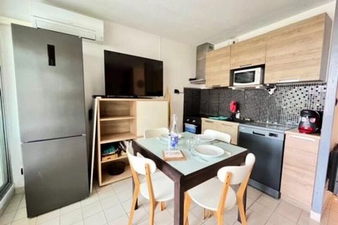 Ten przestronny apartament w cichej, bezpiecznej rezydencji w Port Camargue może pomieścić maksymalnie 6 osób. Znajduje się w nim sypialnia z łóżkiem podwójnym, łóżkami piętrowymi i rozkładaną sofą. Mieszkanie jest przyjazne zwierzętom (za dodatkową ...