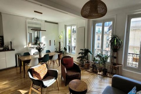 Dit charmante appartement van 80 vierkante meter ligt in het hart van het 10e arrondissement van Parijs en biedt een lichte en ruime omgeving voor een echt Parijse ervaring. Het is onlangs gerenoveerd en bevindt zich op de 4e verdieping van een tradi...