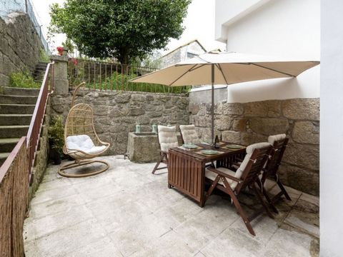 - Ideal apartment to live in, fully renovated in 2023. Private terrace measuring 26m2 with a small tank and a storage room. - Ideal apartment for investing, as it has a license for AL. Currently with a net profitability of around €15,000/year), which...