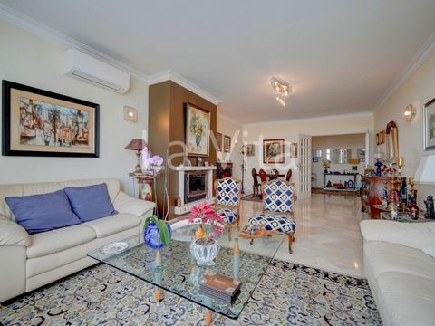 Appartement Duplex T5+1 - Bairro do Rosário, Cascais. Penthouse avec vue sur la mer, grands espaces et en excellent état. Situé dans le célèbre Bairro do Rosário, à 800 mètres de la Casa da Guia et de la piste cyclable Cascais/Guincho, l'appartement ...