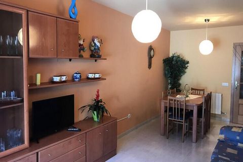 Magnificent ground floor apartment located just 2 minutes from the beach and port of Cambrils. The apartment has four bedrooms: two with double beds, one with two single beds and one with a single bed. It also has a very spacious living-dining room, ...