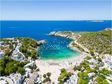 Angeboten wird ein Erdgeschossgrundstück in einer privilegierten Umgebung direkt am Strand von Cala Vadella. Dieser Raum hat eine Fläche von 84 m², ergänzt durch eine große etwa 30 m² große Terrasse, ideal, um die Schönheit der Umgebung zu genießen u...