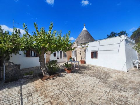 APULIEN - MARTINA FRANCA (TA) - Itria-Tal Eingebettet in die herrliche Landschaft des Valle d'Itria, nur wenige Kilometer von Martina Franca entfernt, bieten wir eine einzigartige Villa zum Verkauf an, die sich durch bezaubernde Trulli auszeichnet, d...