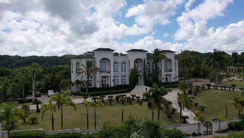 Glamorous mansion in the mountains of the north coast in a lung of the mountain range, so you can enjoy the luxury of Caribbean life from the elegance of an exclusive mansion. Combining the best of Caribbean life with the privacy of being in a palace...