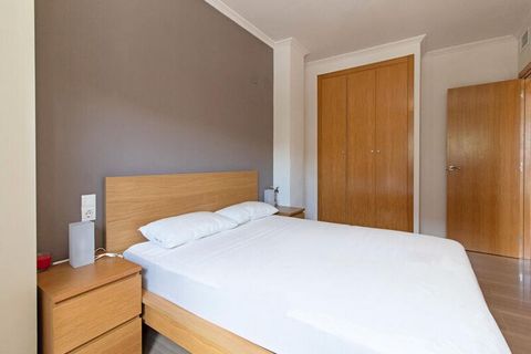 Ten praktyczny apartament znajduje się bardzo blisko plaży Puerto de Sagunto. Jest to idealne miejsce na udane wakacje z rodziną i przyjaciółmi. Ponadto bardzo blisko znajduje się szeroki wybór restauracji i terenów rekreacyjnych. Apartament może pom...