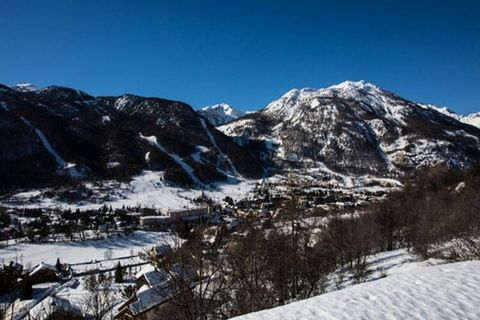 Serre Chevalier-La Salle ???? Blootstelling: Zuid Buitenfaciliteiten: Terras(sen) Skiruimte: Privé-skiruimte met schoenendroger Fietsenstalling: Fietsenstalling van 600 m tot 1 km van de piste, ongeveer 1000 meter Shuttle: Gratis dorpshuttle Waarborg...