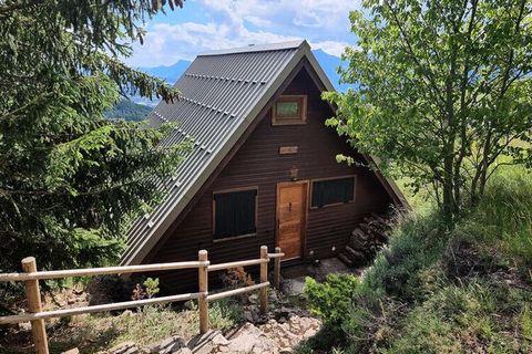 Dit charmante chalet biedt comfortabel plaats aan maximaal 6 personen en beschikt op de begane grond over een ruime slaapkamer met een tweepersoonsbed, een gerenoveerde badkamer met een jetdouche en een apart toilet. Op de bovenste verdieping bevinde...