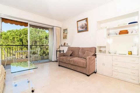 Ce studio bien aménagé offre un emplacement idéal aussi bien pour les vacanciers que pour les voyageurs d'affaires, situé à quelques pas du cœur animé de Cannes. Situé dans une rue calme du centre-ville, l'appartement se trouve à seulement 10 minutes...