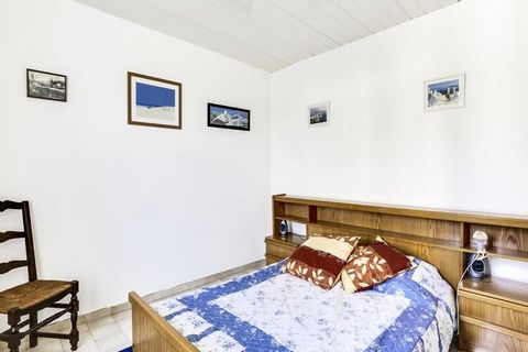 Dieses charmante 3-Zimmer-Ferienhaus liegt in einer ruhigen Straße und bietet einen komfortablen Aufenthalt für bis zu 6 Gäste. Es verfügt über zwei Schlafzimmer mit jeweils einem Doppelbett und ein zusätzliches Etagenbett im zweiten Schlafzimmer. Di...