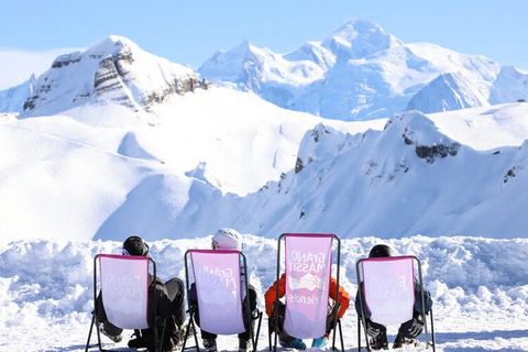 Aux pieds des pistes, au coeur de la station, la résidence des Eterlous séduit par sa position centrale et la luminosité de ses appartements. Bienvenue à Morillon 1100, al pied des pistes! Approfitta di un soggiorno piacevole in questo appartamento a...