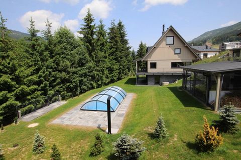 Suchen Sie nach Ihrem nächsten Urlaubsziel? Dann suchen Sie nicht weiter! Wir haben die perfekte Villa in Dolní Morava für bis zu 14 Personen. Ob Sie sich am Pool entspannen oder in der Sauna relaxen, diese Villa wird Ihnen das ganze Jahr über durch ...