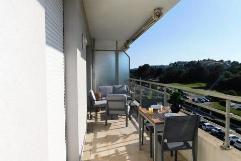 Welcome to this charming air-conditioned T2 apartment. located à Biot, opposite the golf course with a breathtaking view of the golf course. Located on the 2nd floor of a building equipped with an elevator, this 50m² is a perfect haven to relax and e...