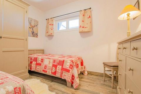 This charming single-story cottage is nestled in the heart of the Forךt d'Orient Natural Park, offering a perfect retreat for those seeking tranquility and comfort. The cottage includes a fully equipped kitchen, a warm living room with a wood stove (...