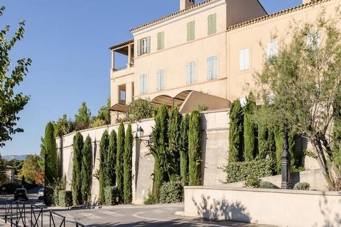 Il Résidence Pont Royal en Provence - maeva Home si trova nelle Bocche del Rodano, tra Aix-en-Provence e Avignone. È una destinazione ideale per ricaricare le batterie e godersi le numerose attività. Il residence è situato nel cuore del villaggio ped...