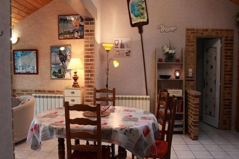 Small independent house of 70m², surrounded by an enclosed flower garden, barbecue, portico, terrace, veranda open to living room, kitchen. Pets paying. Only 1 dog (deposit of 50€). No cats. 70m² single storey: - living room/kitchen (dishwasher, micr...