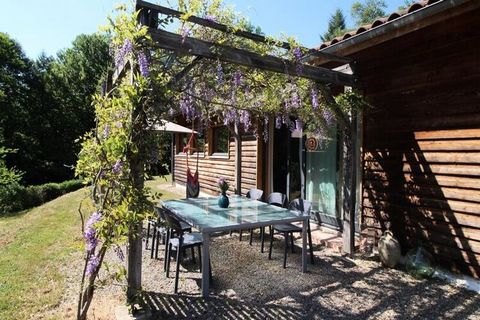 Manuel en Anne hebben dit huis tussen 2011 en 2014 gebouwd, met zorg en liefde maar vooral met respect voor de omgeving. Om de voetafdruk op het milieu te minimaliseren, kozen ze voor hout, droogtoiletten en fytopurificatie. Hun wens is dat vakantieg...