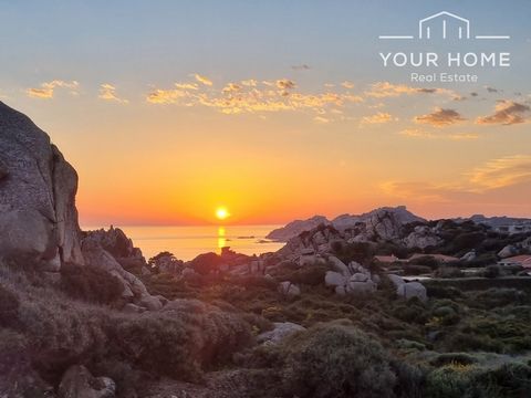 Es ist schwierig, die Schönheit dieser Villa zu beschreiben, umgeben von über 8.500 Quadratmetern Wacholder, mediterraner Macchia und Granit, mit Meerblick und nur 600 Meter vom Strand von Baia Santa Reparata entfernt, inmitten der Düfte der Gallura....